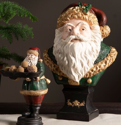 Bild av charmiga juldekorationer med tomte och gran