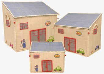 Bild av tre garageformade förvaringslådor i naturlig fiber