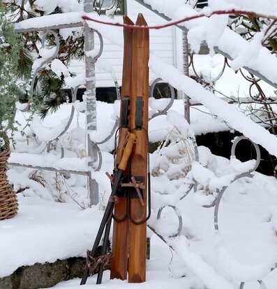 Bild av vinterscen med vintage skidor och rustik charm