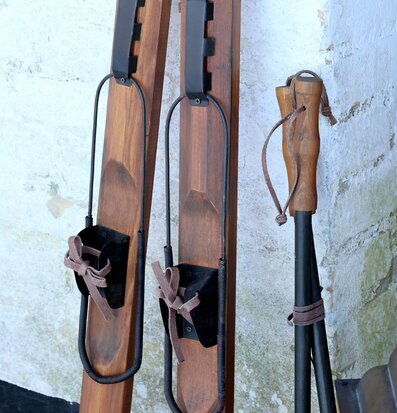 Bild av vintage skidor och stavar med rustik charm