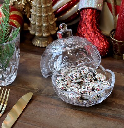 Bild av festligt dekorerat bord med glasdetaljer