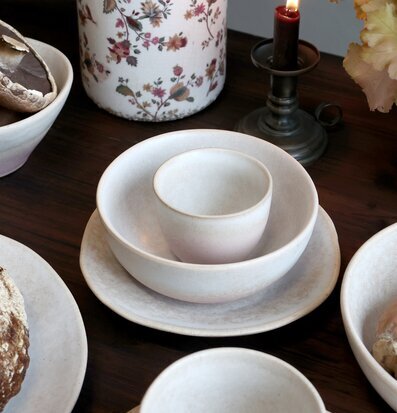 Foto av elegant dukat bord med rosa skål och blommor