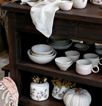 Foto av rustik trähylla med porslin och naturnära detaljer