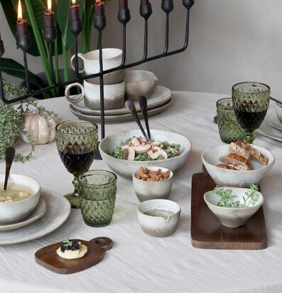 Bild av harmonisk matplats med rustik och modern stil