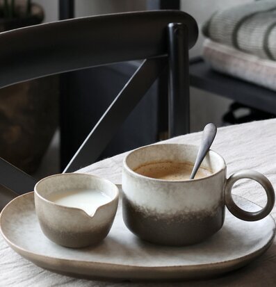 Bild av stilren dukning med elegant kopp och tillbehör