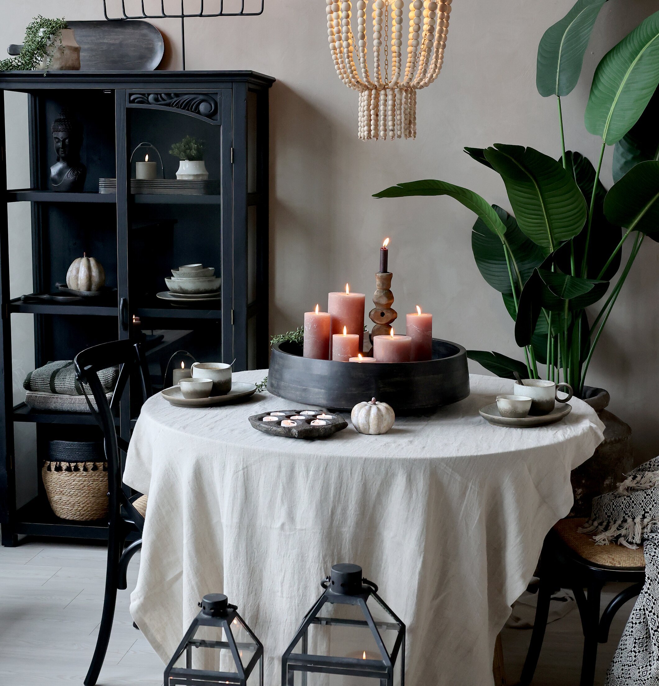 Bild av elegant matsal med rustik charm och varm belysning