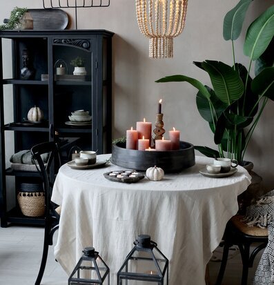 Bild av elegant matsal med rustik charm och varm belysning