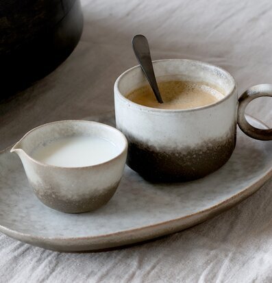 Bild av stilfullt arrangerad kopp och fat för avkoppling