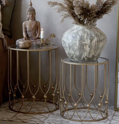 Bild av eleganta sidobord med glas och metallramar