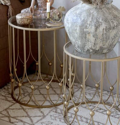 Bild av eleganta sidobord med glas och metall detaljer