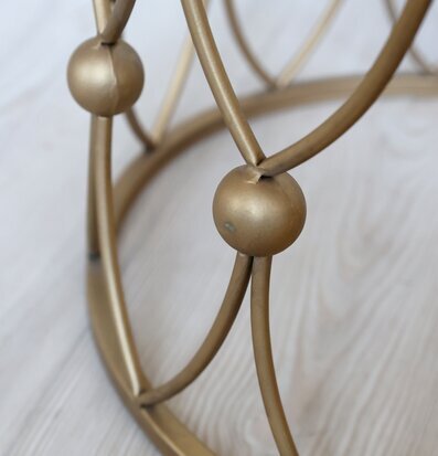 Foto av elegant sidobordsunderrede i gyllene metall