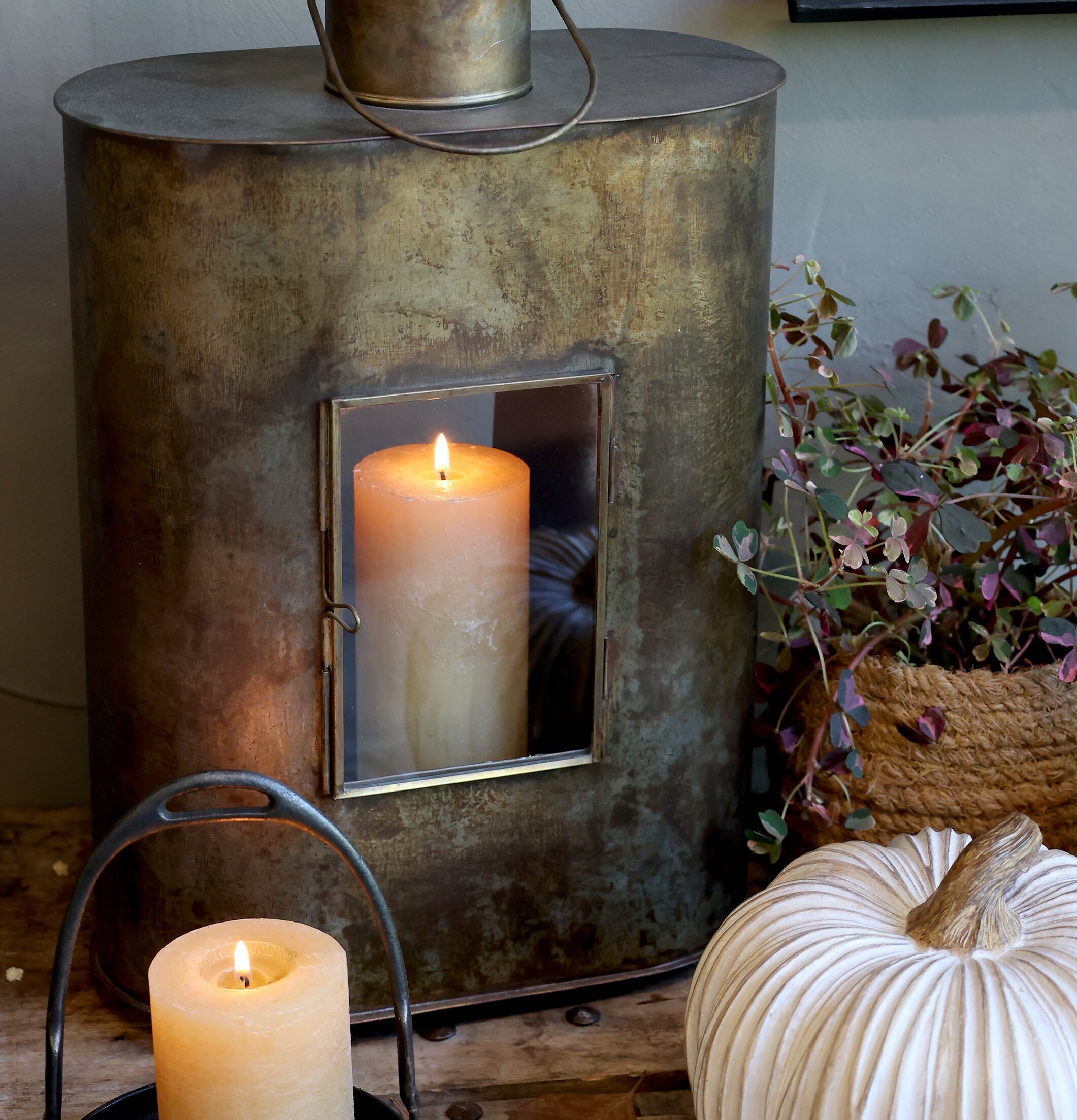 Bild av antik ljuslykta i harmonisk och rustik miljö