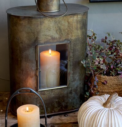 Bild av antik ljuslykta i harmonisk och rustik miljö