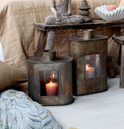 Bild av stilfull interiör med antika mässingslanternor