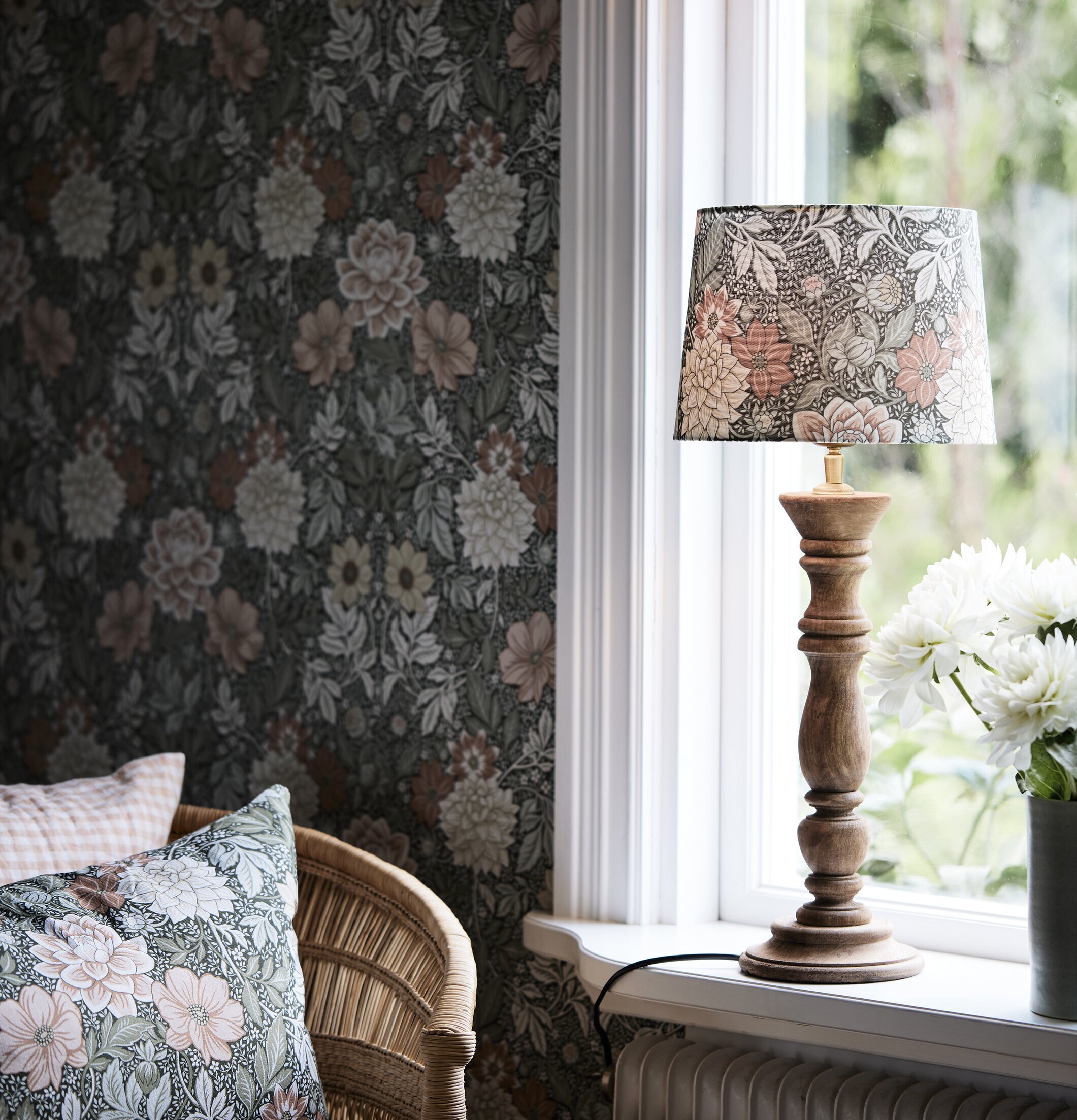 Bild av harmonisk interiör med rustik bordslampa