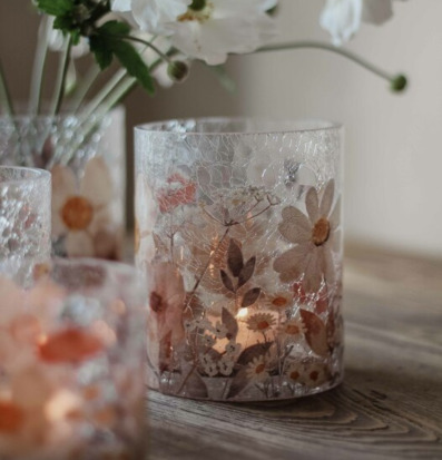 Bild av ljuslykta med blommönster och varm atmosfär