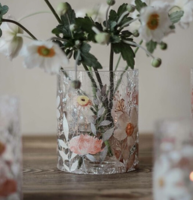 Bild av ljuslykta med blommönster och stämningsljus