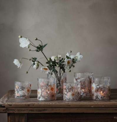 Bild av stämningsfull inredning med blommönstrade lyktor