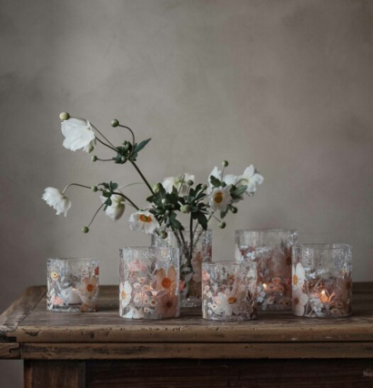 Bild av stämningsfull inredning med blommönstrade lyktor