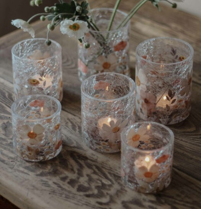 Bild av dekorativa ljuslyktor med blomstermotiv