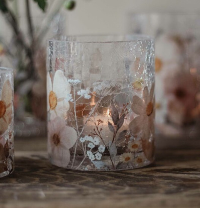 Bild av elegant ljuslykta med naturinspirerat motiv