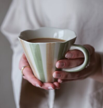 Bild av elegant mugg med jordnära färger och design