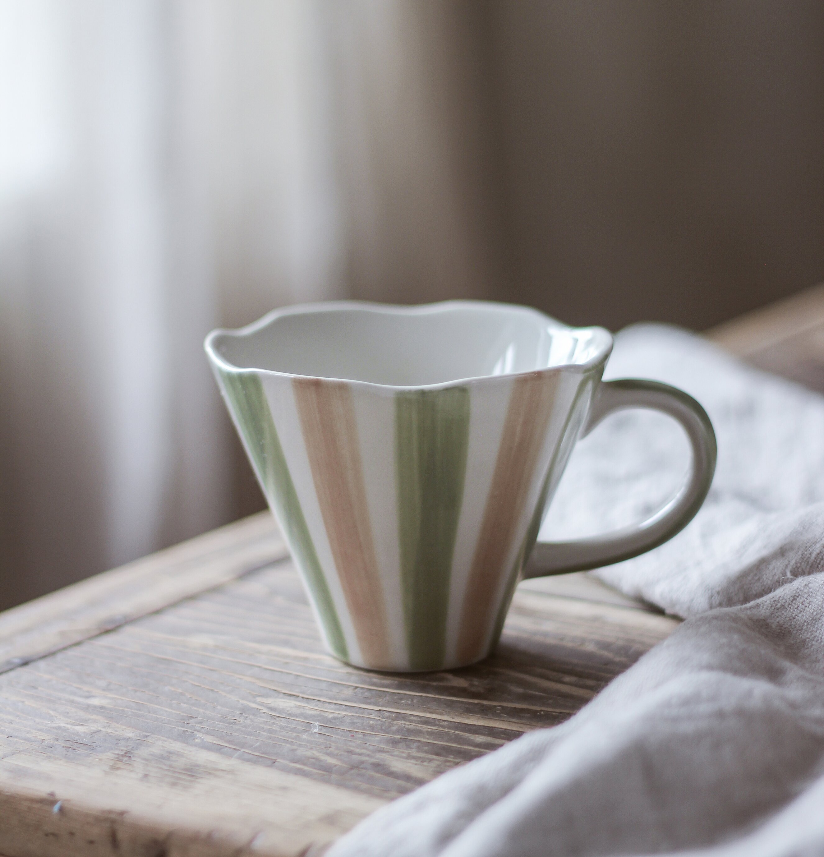 Mugg Stripes Green Taupe Majas Cottage Muggar/koppar i porslin, keramik, papper eller biologiskt material organiskt ekologiskt