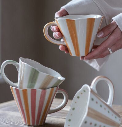 Bild av eleganta keramikmuggar i harmonisk komposition