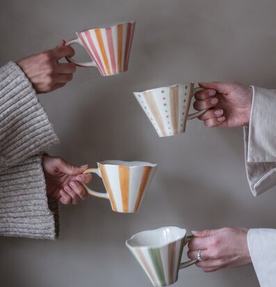 Bild av färgglada muggar med prickar och ränder