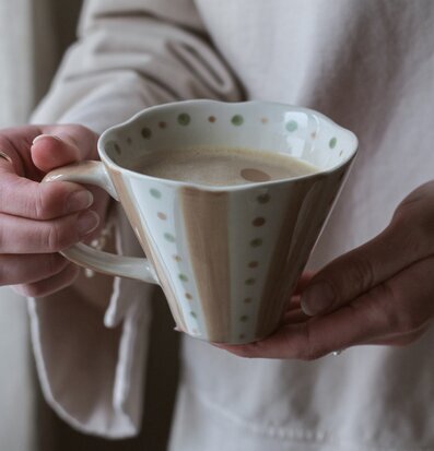 Bild av mugg med unik design i lugn och hemtrevlig miljö