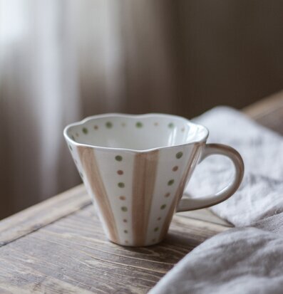 Bild av mugg på rustikt träbord med harmoniskt ljusspel