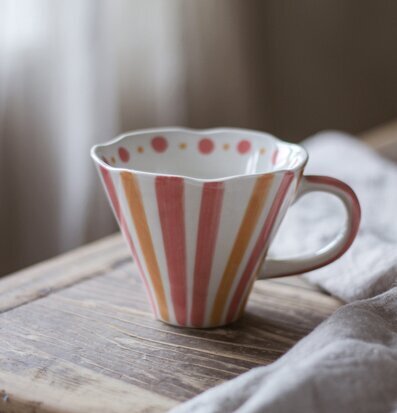 Bild av vacker mugg med rosa och ockra ränder