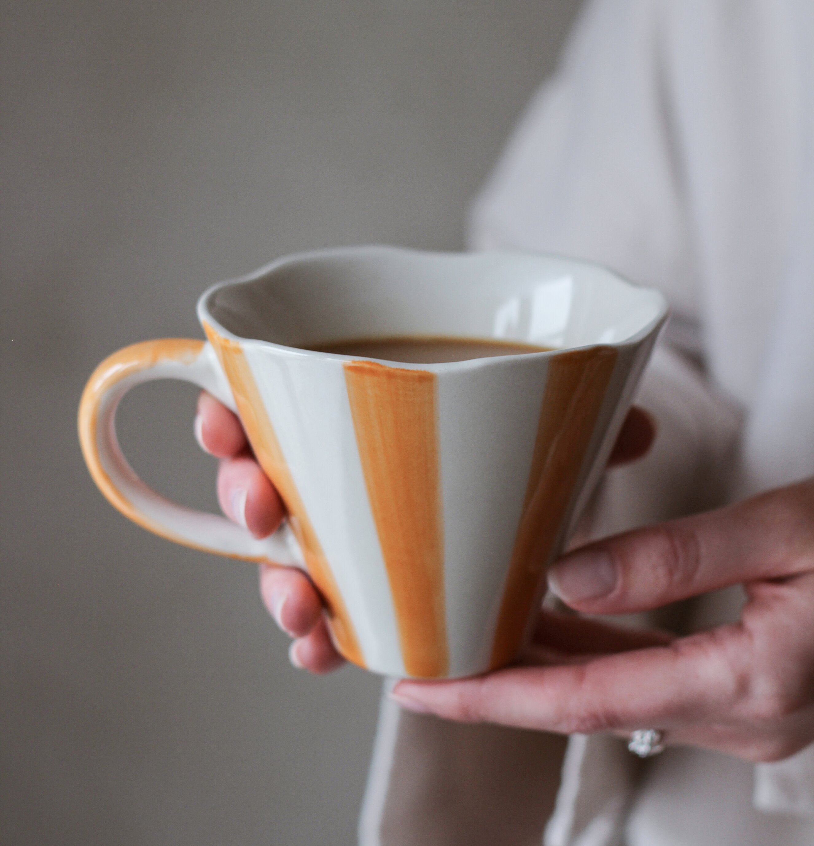 Mugg Stripes Ockra Majas Cottage Muggar/koppar i porslin, keramik, papper eller biologiskt material organiskt ekologiskt Termomuggar