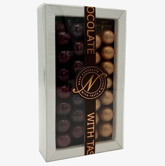 Bild av elegant förpackning med lyxiga lakritskulor