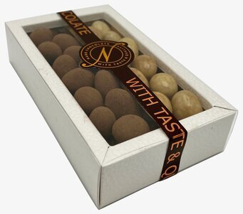 Bild av elegant förpackning med smakfulla mandlar