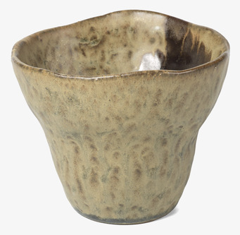 Bild av unik mugg med rustik design och naturliga toner