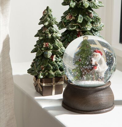 Bild av juldekorationer med snöglob och julgranar