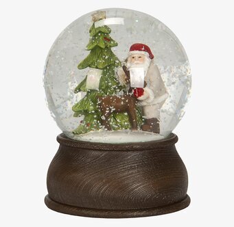 Bild av snöglob med tomte, rådjur och gran i vinterscen