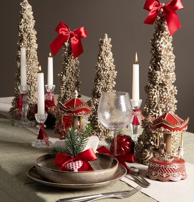 Bild av festligt dukat bord med julinspirerad dekoration