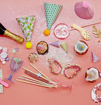 Bild av färgglatt festarrangemang med livfull energi