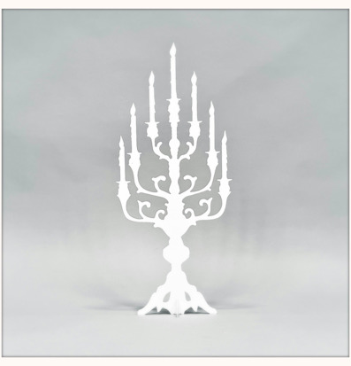 Foto av vit kandelaber med fem armar och elegant design