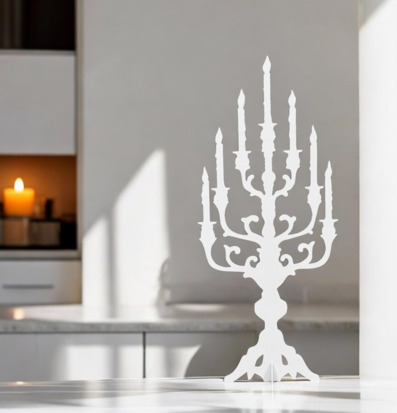 Bild av elegant vit kandelaber i modern inredning