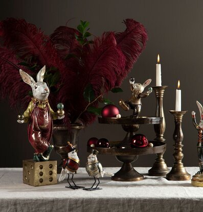 Foto av festlig dekoration med kanin och fågelstatyer