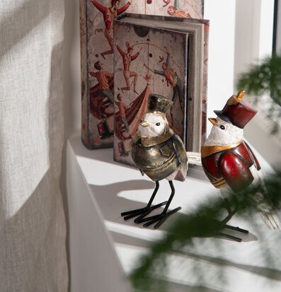 Bild av dekorativa fåglar och vintageinspirerade böcker