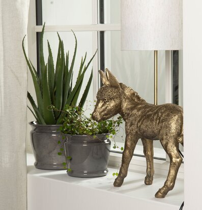 Bild av stilren inredning med modern belysning och växter