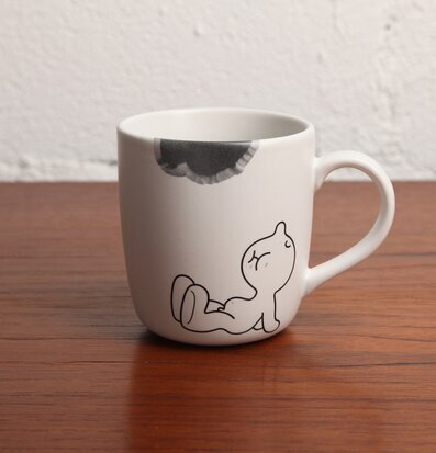 Foto av unik mugg med lekfull design och rustik bakgrund