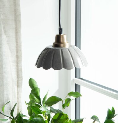 Bild av elegant taklampa med grå och mässingsdetaljer