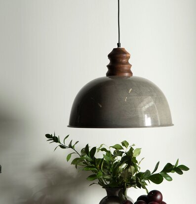 Bild av harmonisk interiör med stilfull taklampa