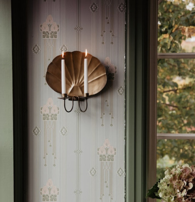 Foto av klassisk inredning med antik mässingslampett