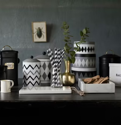 Bild av stilfullt köksarrangemang med marmorfat och burkar